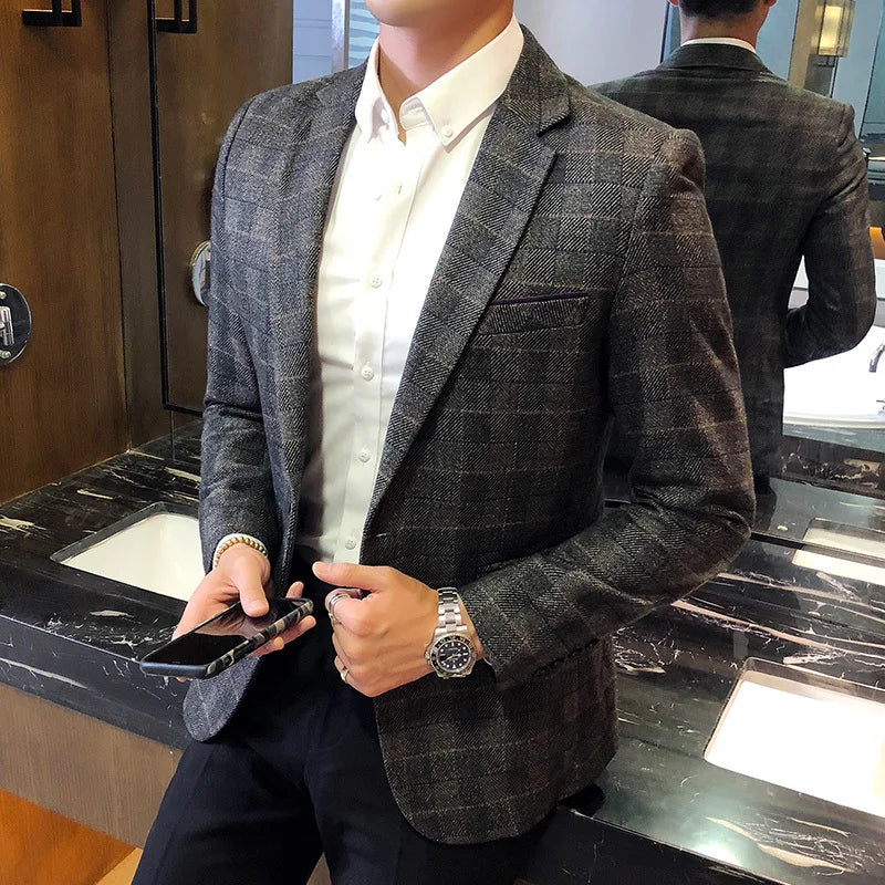 Blazer Masculino Vormount VT110 com design clássico e moderno, corte ajustado para realçar a silhueta, perfeito para elegância e conforto diário.