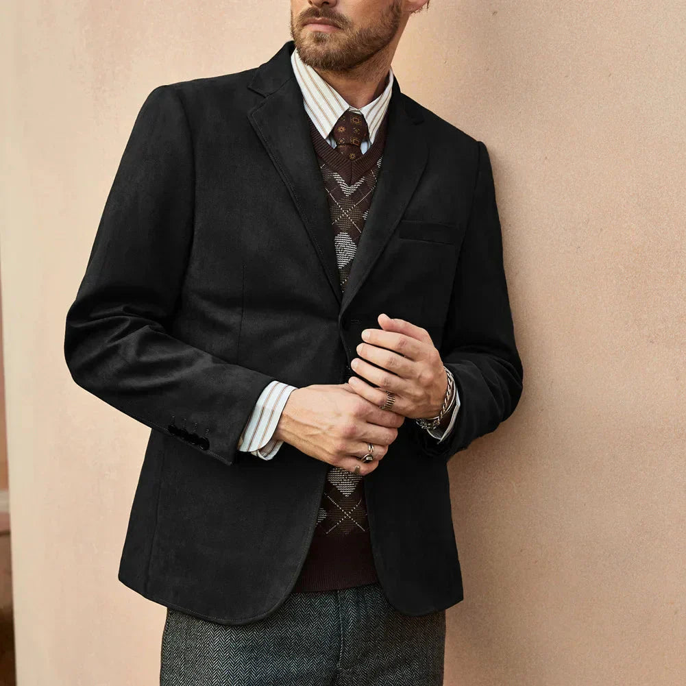 Blazer Masculino Vormount VT103 em camurça premium com lapelas notch, fecho de dois botões e bolsos, unindo elegância e durabilidade.