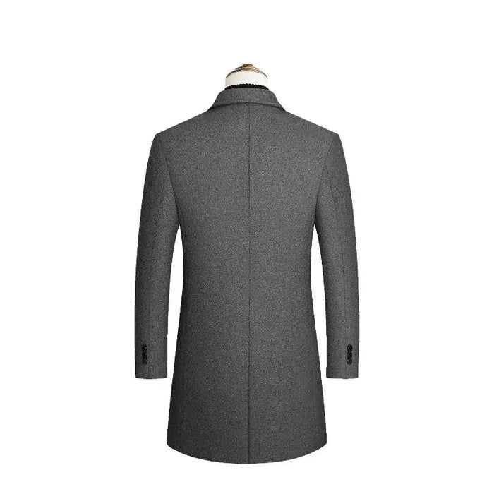 Sobretudo masculino Vormount VT126 em lã, ideal para climas frios, combina elegância e funcionalidade com fecho em botões e suéter interno impermeável.