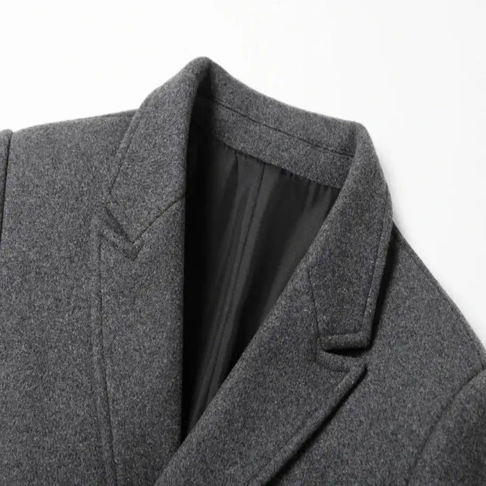 Sobretudo masculino Vormount VT126 em lã, ideal para climas frios, combina elegância e funcionalidade com fecho em botões e suéter interno impermeável.