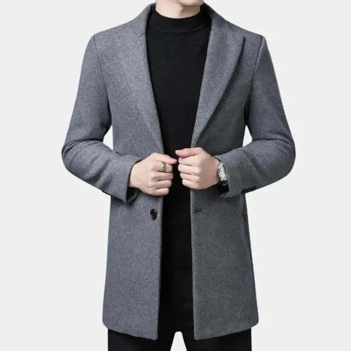 Sobretudo Masculino em Lã Vormount VT129, elegante e aquecido, ideal para climas frios, combina sofisticação clássica com detalhes funcionais.
