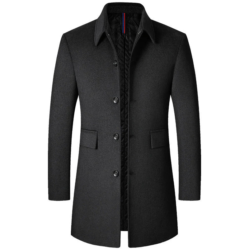 Homem usando sobretudo masculino em lã Vormount VT128, destacando elegância, gola polo distinta e caimento impecável em ambiente urbano de inverno.