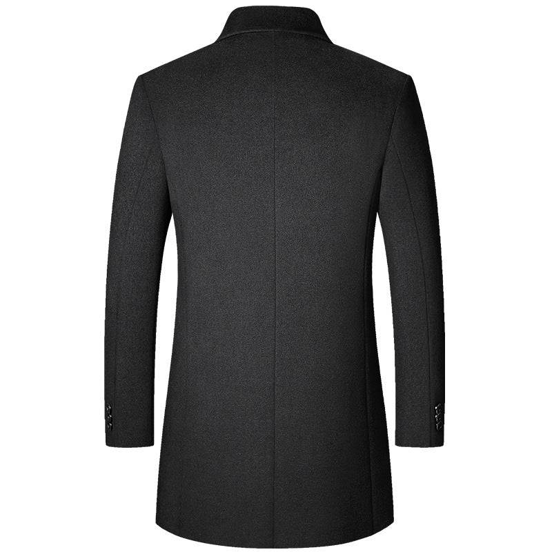 Homem usando sobretudo masculino em lã Vormount VT128, destacando elegância, gola polo distinta e caimento impecável em ambiente urbano de inverno.