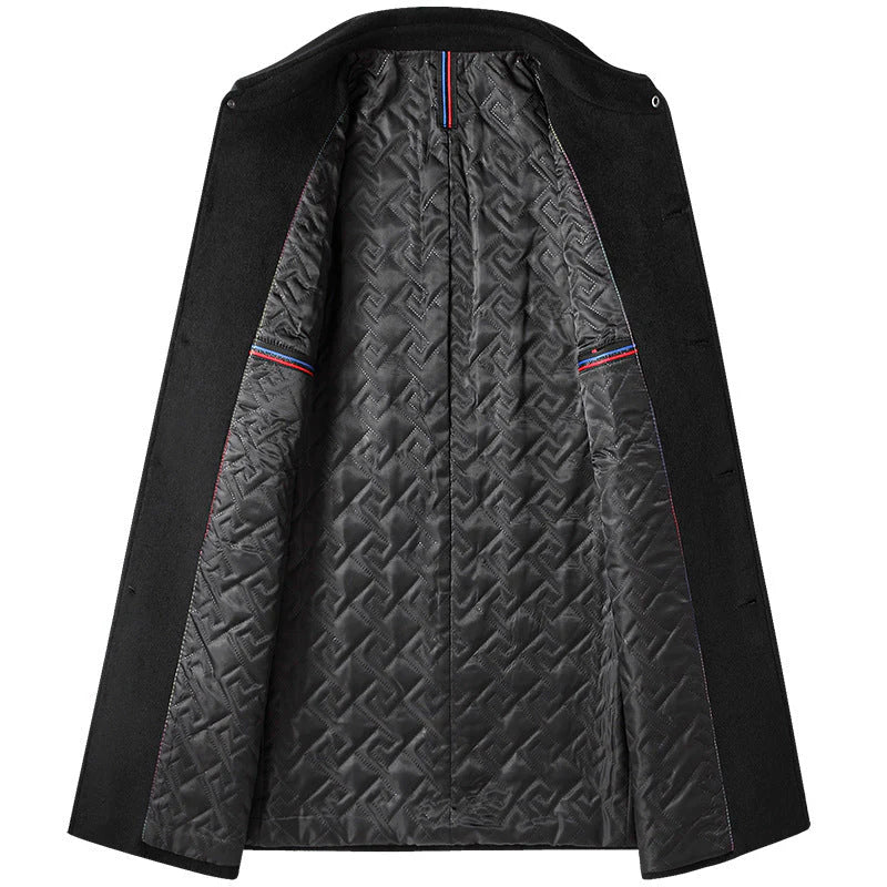 Homem usando sobretudo masculino em lã Vormount VT128, destacando elegância, gola polo distinta e caimento impecável em ambiente urbano de inverno.