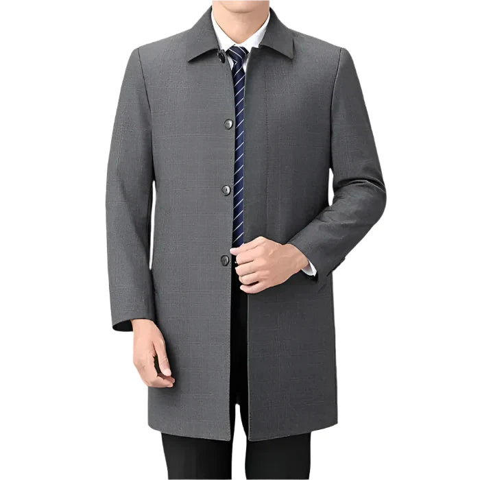Homem vestindo sobretudo masculino social Vormount VT124, destacando elegância e conforto com lã de alta qualidade e design sofisticado.