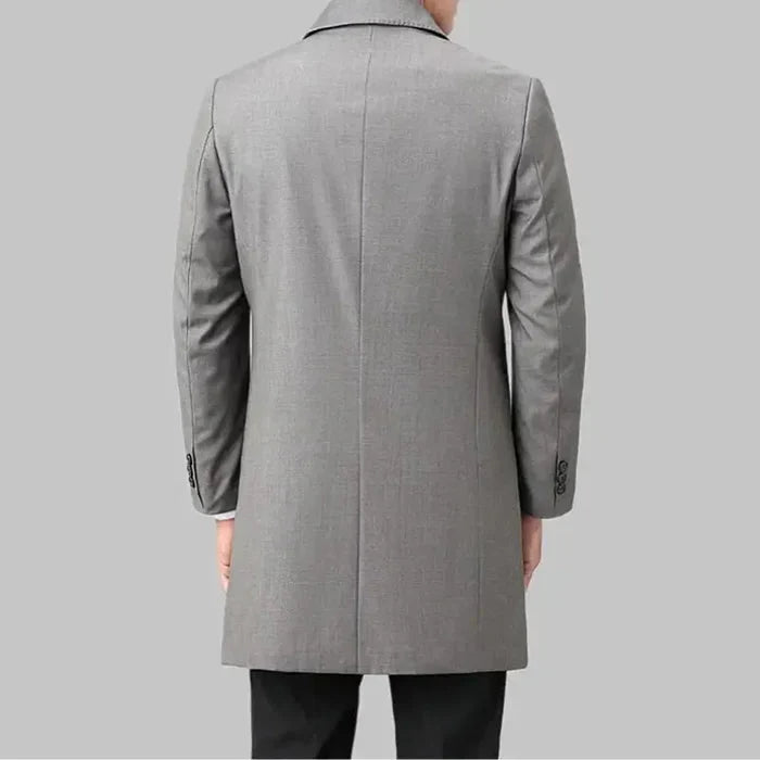 Homem vestindo sobretudo masculino social Vormount VT124, destacando elegância e conforto com lã de alta qualidade e design sofisticado.