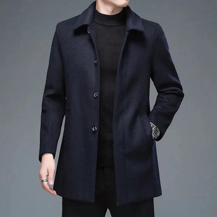 Sobretudo Social Curto Masculino Vormount VT123 em lã, com design elegante para ocasiões formais e casuais, garantindo estilo e conforto.