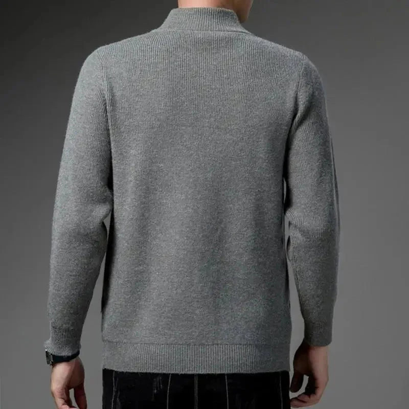 Suéter masculino com zíper Vormount VT136, modelagem slim fit, gola alta e material leve, combinando estilo e conforto em todas as estações.