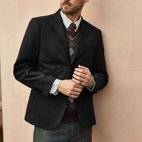 Blazer Masculino Vormount VT103 em camurça premium com lapelas notch, fecho de dois botões e bolsos, unindo elegância e durabilidade.