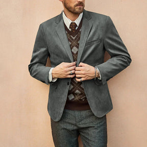 Blazer Masculino Vormount VT103 em camurça premium com lapelas notch, fecho de dois botões e bolsos, unindo elegância e durabilidade.