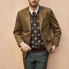 Blazer Masculino Vormount VT103 em camurça premium com lapelas notch, fecho de dois botões e bolsos, unindo elegância e durabilidade.