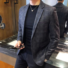 Blazer Masculino Vormount VT110 com design clássico e moderno, corte ajustado para realçar a silhueta, perfeito para elegância e conforto diário.