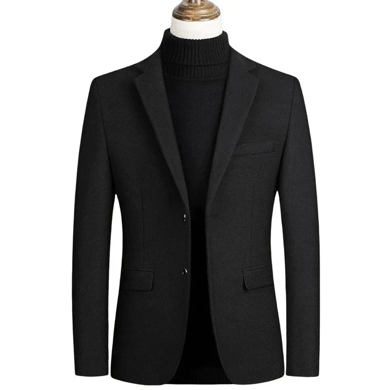 Blazer Masculino Vormount VT107 em tecido leve, com lapelas estruturadas, ideal para eventos elegantes e visuais casuais sofisticados.