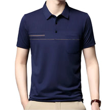 Camisa Polo Masculina Vormount VT148 com listras sutis, feita de algodão e poliéster, unindo conforto e estilo para uso diário.