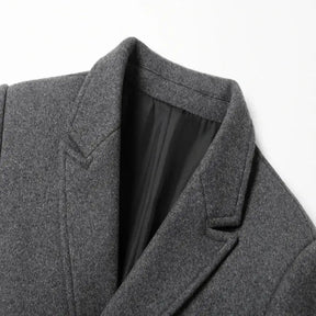 Sobretudo masculino Vormount VT126 em lã, ideal para climas frios, combina elegância e funcionalidade com fecho em botões e suéter interno impermeável.