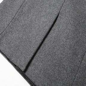 Sobretudo masculino Vormount VT126 em lã, ideal para climas frios, combina elegância e funcionalidade com fecho em botões e suéter interno impermeável.