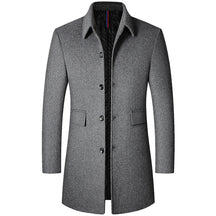 Homem usando sobretudo masculino em lã Vormount VT128, destacando elegância, gola polo distinta e caimento impecável em ambiente urbano de inverno.