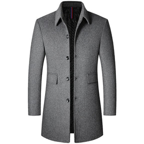 Homem usando sobretudo masculino em lã Vormount VT128, destacando elegância, gola polo distinta e caimento impecável em ambiente urbano de inverno.
