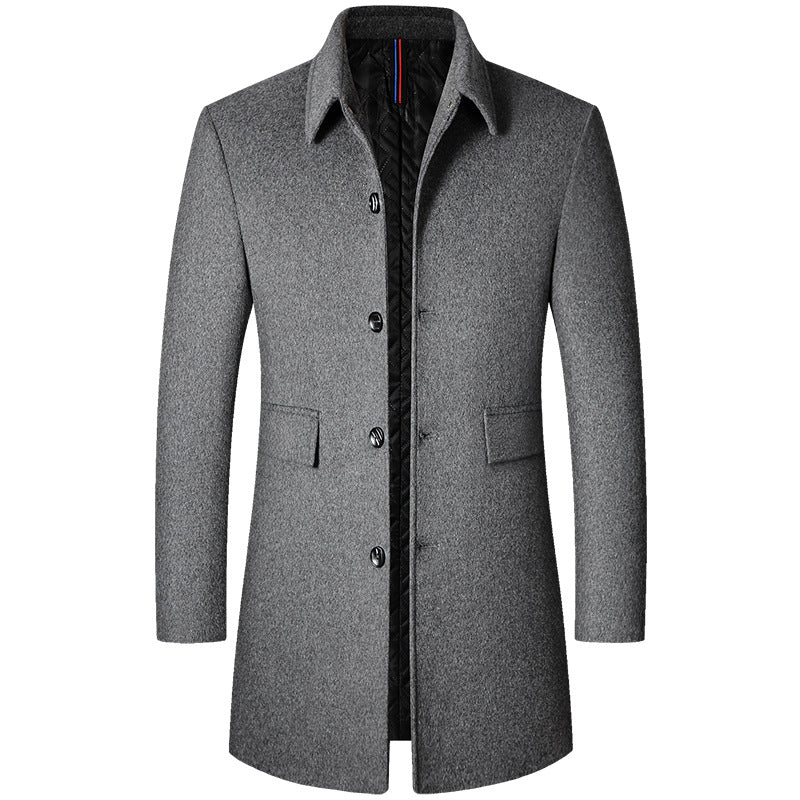 Homem usando sobretudo masculino em lã Vormount VT128, destacando elegância, gola polo distinta e caimento impecável em ambiente urbano de inverno.