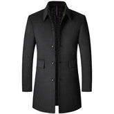 Homem usando sobretudo masculino em lã Vormount VT128, destacando elegância, gola polo distinta e caimento impecável em ambiente urbano de inverno.