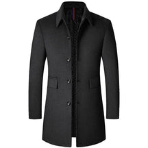 Homem usando sobretudo masculino em lã Vormount VT128, destacando elegância, gola polo distinta e caimento impecável em ambiente urbano de inverno.