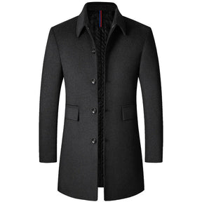 Homem usando sobretudo masculino em lã Vormount VT128, destacando elegância, gola polo distinta e caimento impecável em ambiente urbano de inverno.