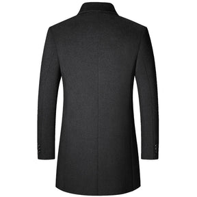 Homem usando sobretudo masculino em lã Vormount VT128, destacando elegância, gola polo distinta e caimento impecável em ambiente urbano de inverno.