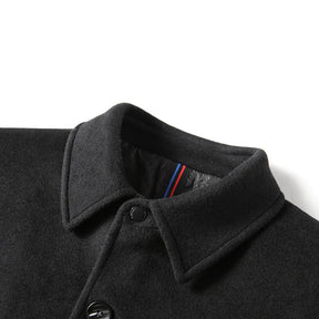 Homem usando sobretudo masculino em lã Vormount VT128, destacando elegância, gola polo distinta e caimento impecável em ambiente urbano de inverno.