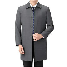 Homem vestindo sobretudo masculino social Vormount VT124, destacando elegância e conforto com lã de alta qualidade e design sofisticado.