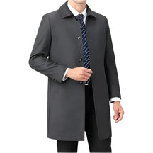 Homem vestindo sobretudo masculino social Vormount VT124, destacando elegância e conforto com lã de alta qualidade e design sofisticado.