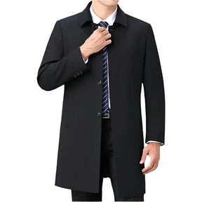 Homem vestindo sobretudo masculino social Vormount VT124, destacando elegância e conforto com lã de alta qualidade e design sofisticado.