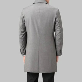 Homem vestindo sobretudo masculino social Vormount VT124, destacando elegância e conforto com lã de alta qualidade e design sofisticado.