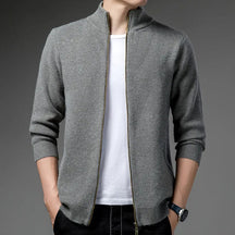 Suéter masculino com zíper Vormount VT136, modelagem slim fit, gola alta e material leve, combinando estilo e conforto em todas as estações.