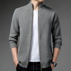 Suéter masculino com zíper Vormount VT136, modelagem slim fit, gola alta e material leve, combinando estilo e conforto em todas as estações.