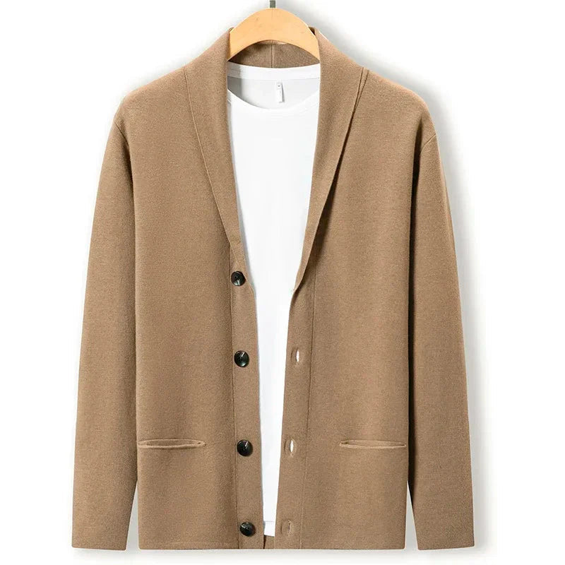 Suéter Masculino em Lã Vormount VT138 com modelagem precisa e gola V, destacando elegância e conforto para looks casuais e formais.